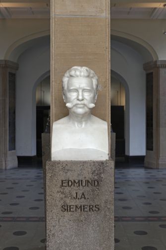 Vorschaubild Büste Edmund J. A. Siemers